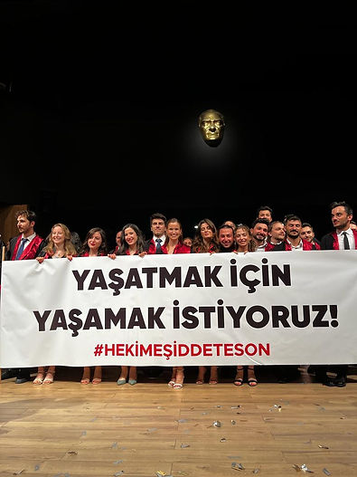 Mezuniyet töreninde 'Yaşatmak için yaşamak istiyoruz' pankartı